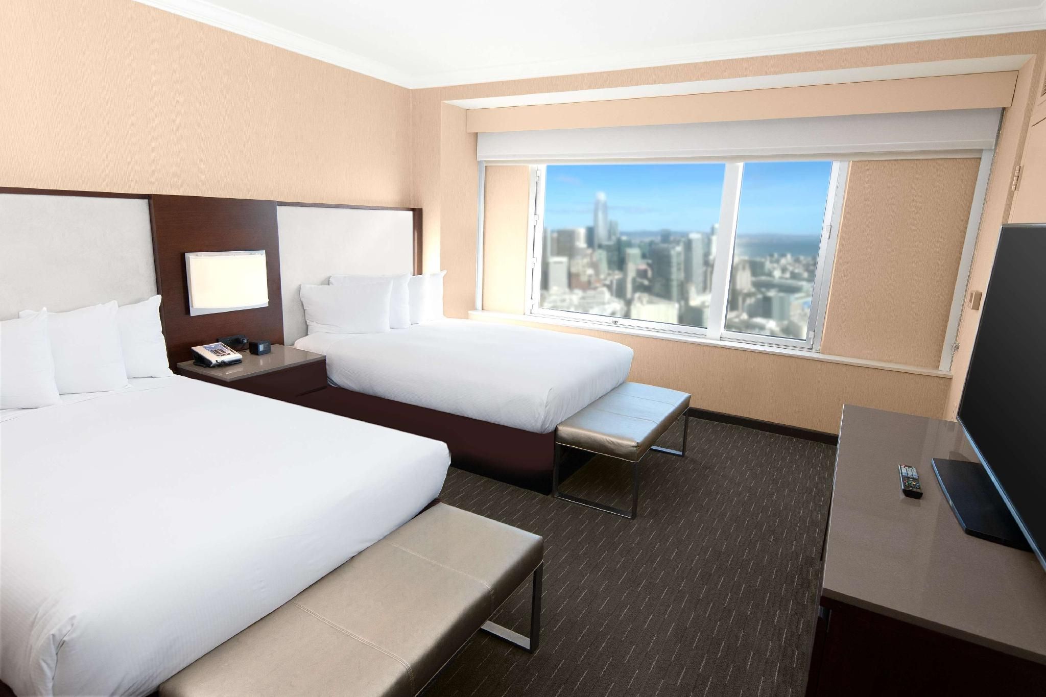 CORNER 1 BEDROOM SUITE W/ 2 BEDS TOWER 1