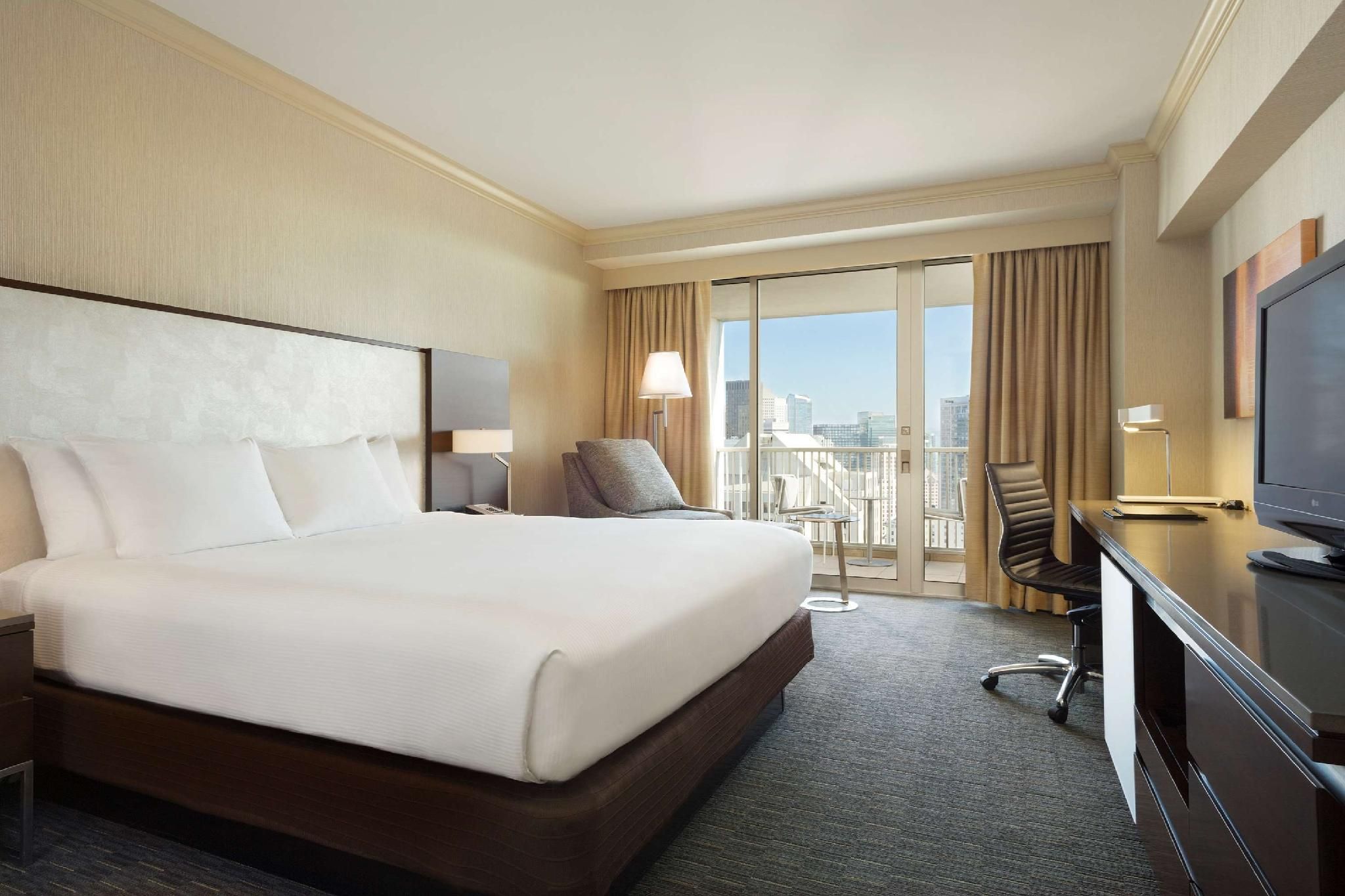 Balcony Skyline View - 1 King Bed