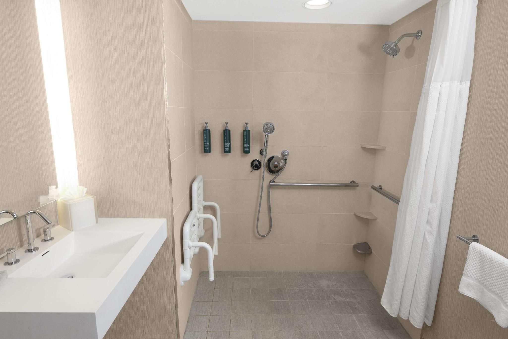 JR STE 2 BED MOBILITY/HEARING ACCESS RI SHWR
