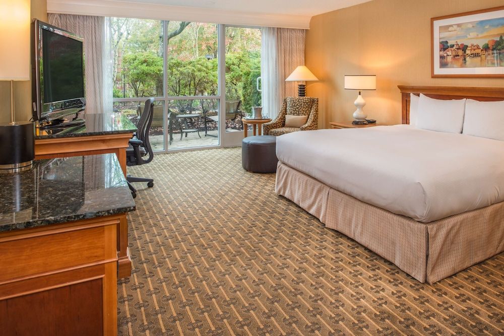Deluxe Room, 1 King Bed, Pool View (Mobility Access w/RI SHWR)