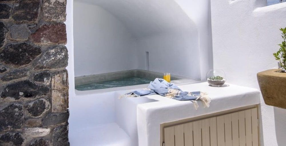 Lagadi Suites by K&K Apanemo Suite by K7K with Exterior Hot Tub 9