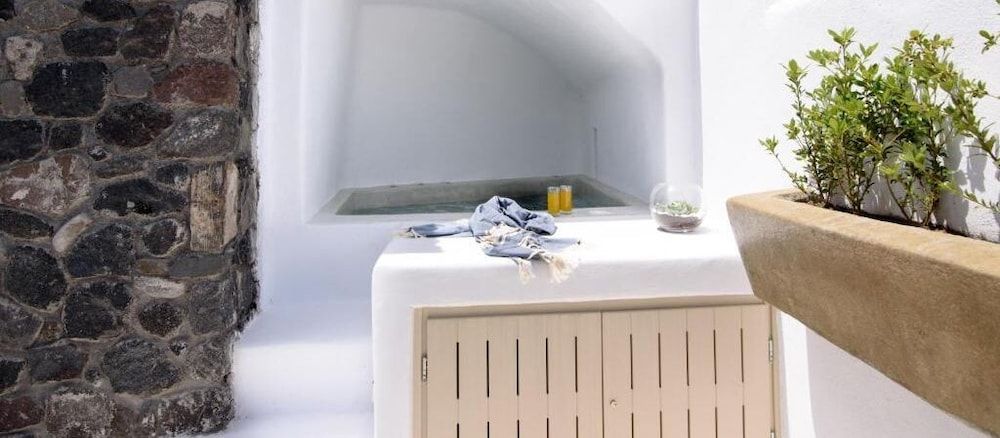 Lagadi Suites by K&K Apanemo Suite by K7K with Exterior Hot Tub 7