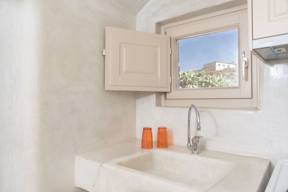 Lagadi Suites by K&K Apanemo Suite by K7K with Exterior Hot Tub 4