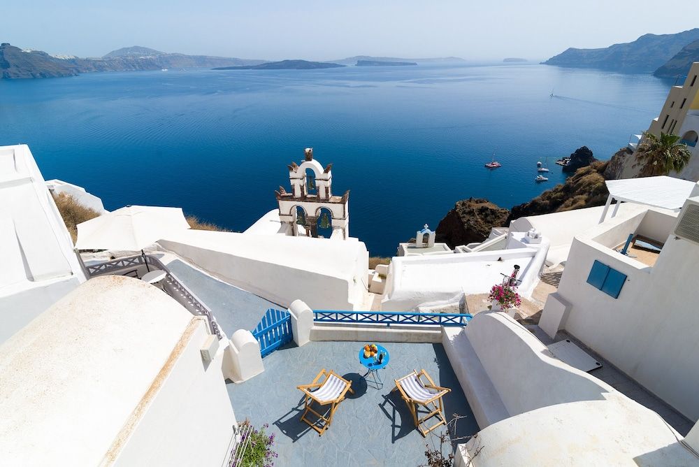Santorini Paradise Blue & White Cave House, Caldera View, Outdoor Hot Tub (open Monday, Wednesday, Friday, and Sunday) 12