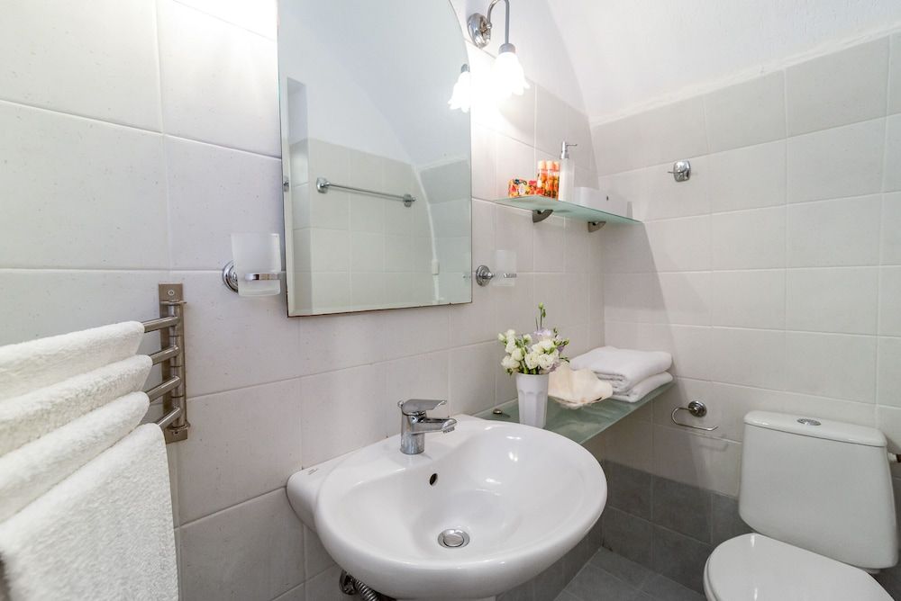 Santorini Paradise Blue & White Cave House, Caldera View, Outdoor Hot Tub (open Monday, Wednesday, Friday, and Sunday) 17