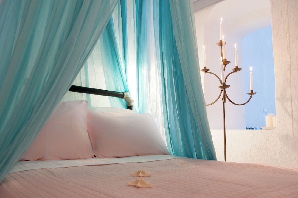 Santorini Paradise Blue & White Cave House, Caldera View, Outdoor Hot Tub (open Monday, Wednesday, Friday, and Sunday) 4