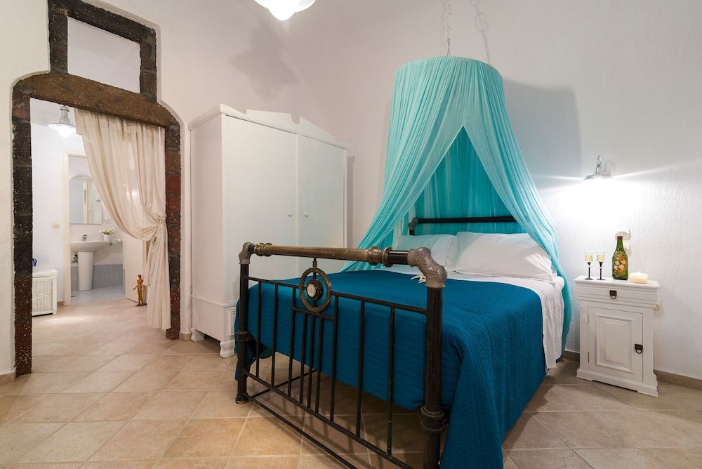 Santorini Paradise Blue & White Cave House, Caldera View, Outdoor Hot Tub (open Monday, Wednesday, Friday, and Sunday)