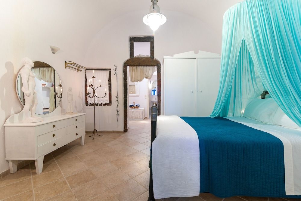 Santorini Paradise Blue & White Cave House, Caldera View, Outdoor Hot Tub (open Monday, Wednesday, Friday, and Sunday) 2