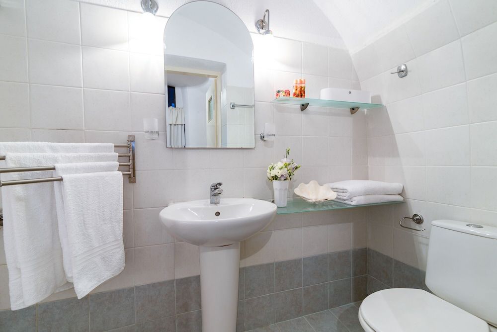 Santorini Paradise Blue & White Cave House, Caldera View, Outdoor Hot Tub (open Monday, Wednesday, Friday, and Sunday) 16