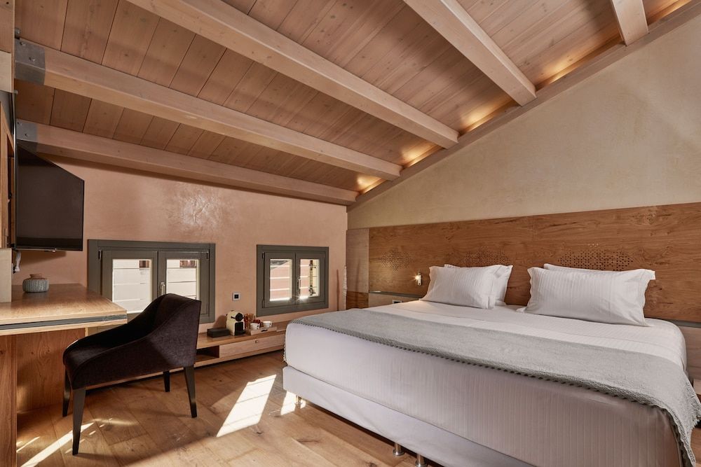 Master Suite, Jetted Tub, Sea View