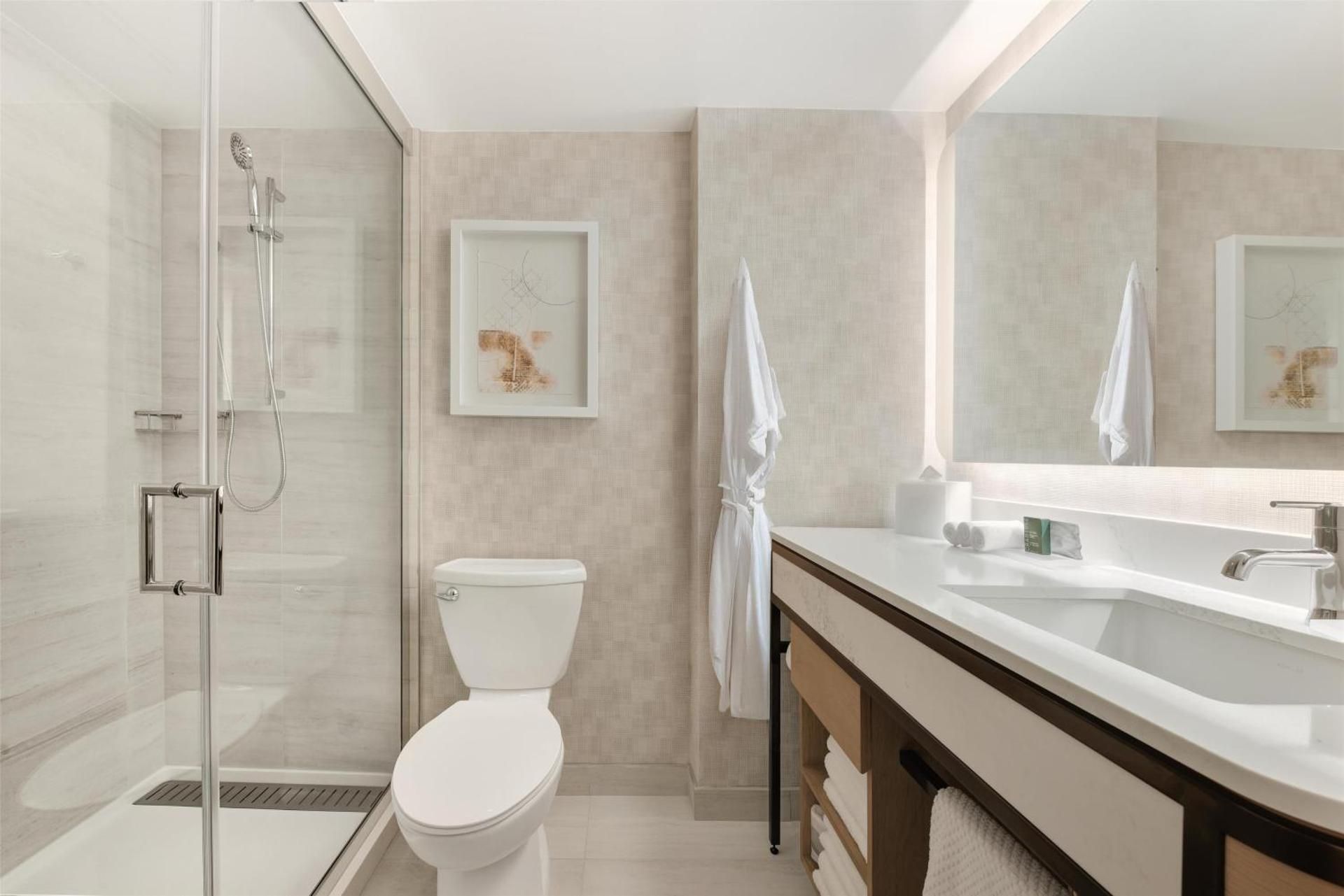 2 Queen hearing accessible