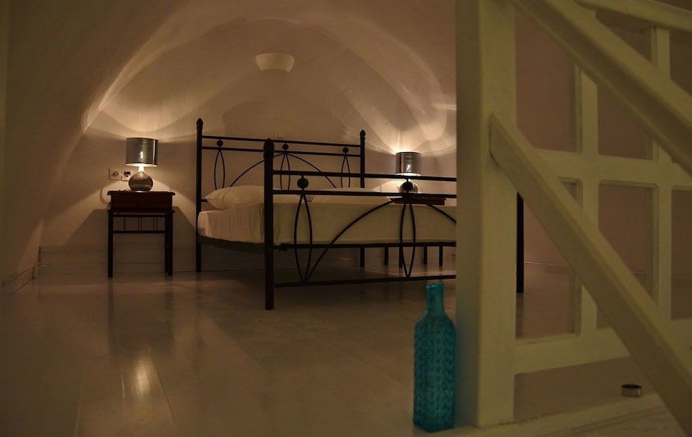 Fira white residence Deluxe Villa, 2 Bedrooms, Jetted Tub (Caldera View) 32
