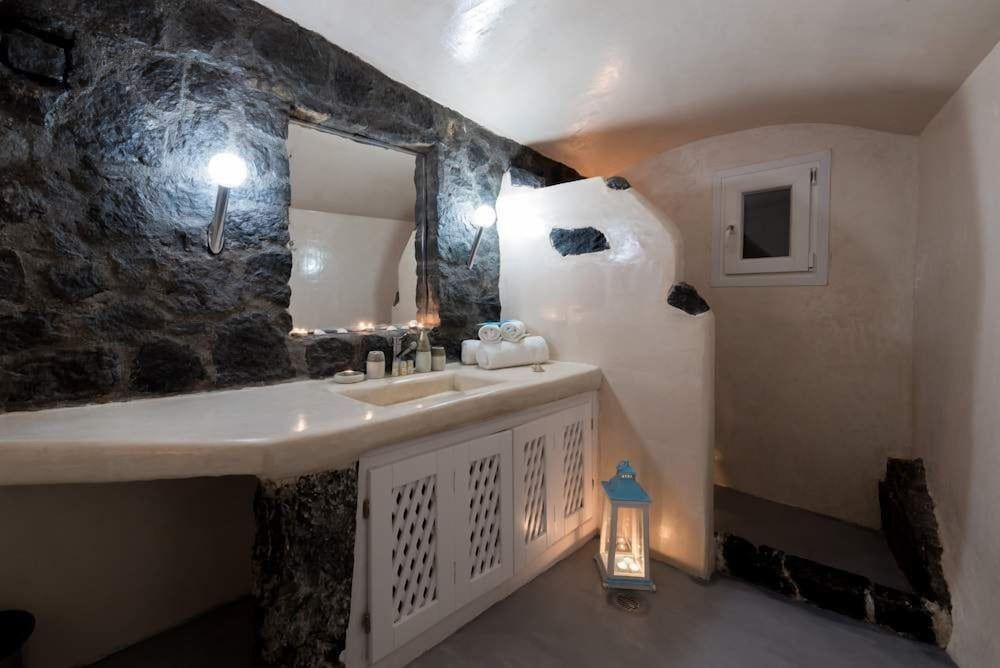 Fira white residence Deluxe Villa, 2 Bedrooms, Jetted Tub (Caldera View) 21