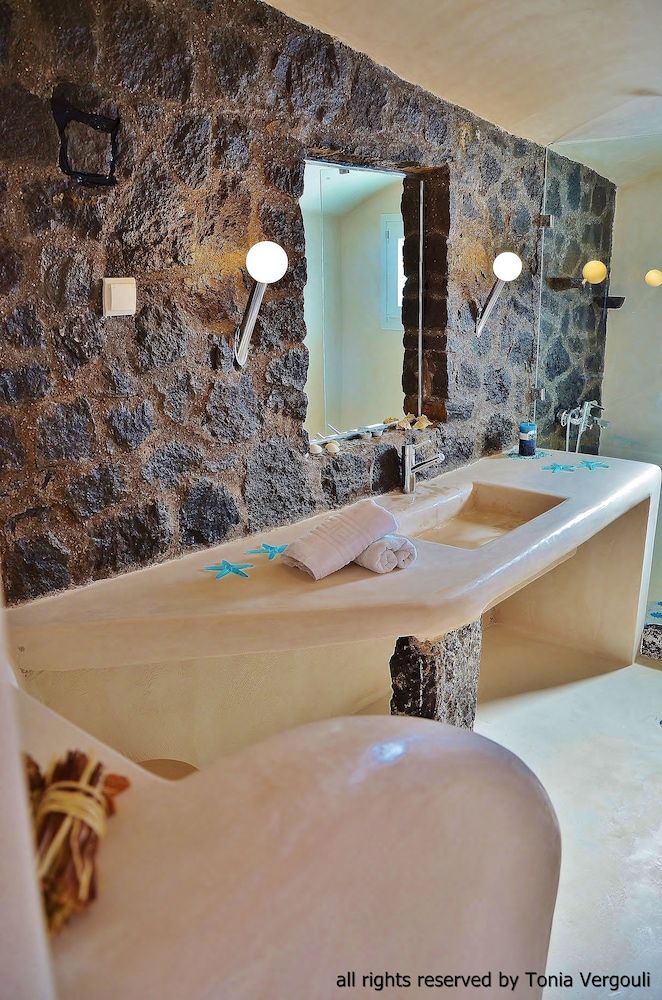 Fira white residence Deluxe Villa, 2 Bedrooms, Jetted Tub (Caldera View) 22