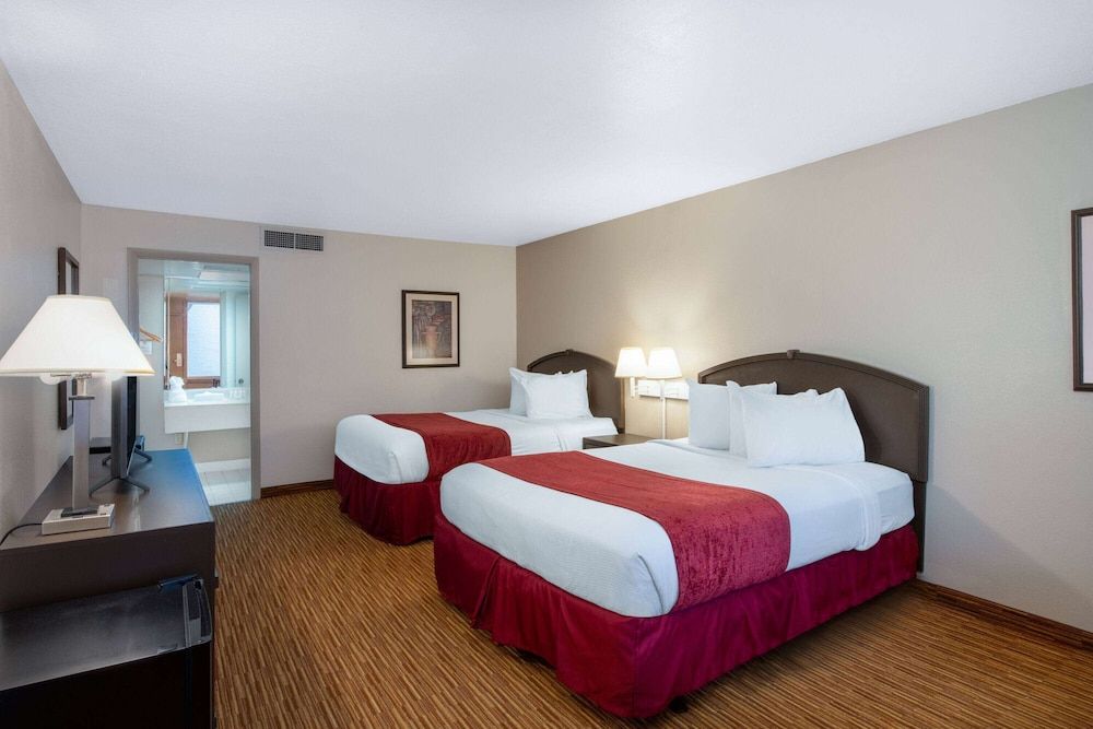 Ramada by Wyndham Kissimmee Gateway Room, 2 Queen Beds, Non Smoking (Pet-Friendly) 2