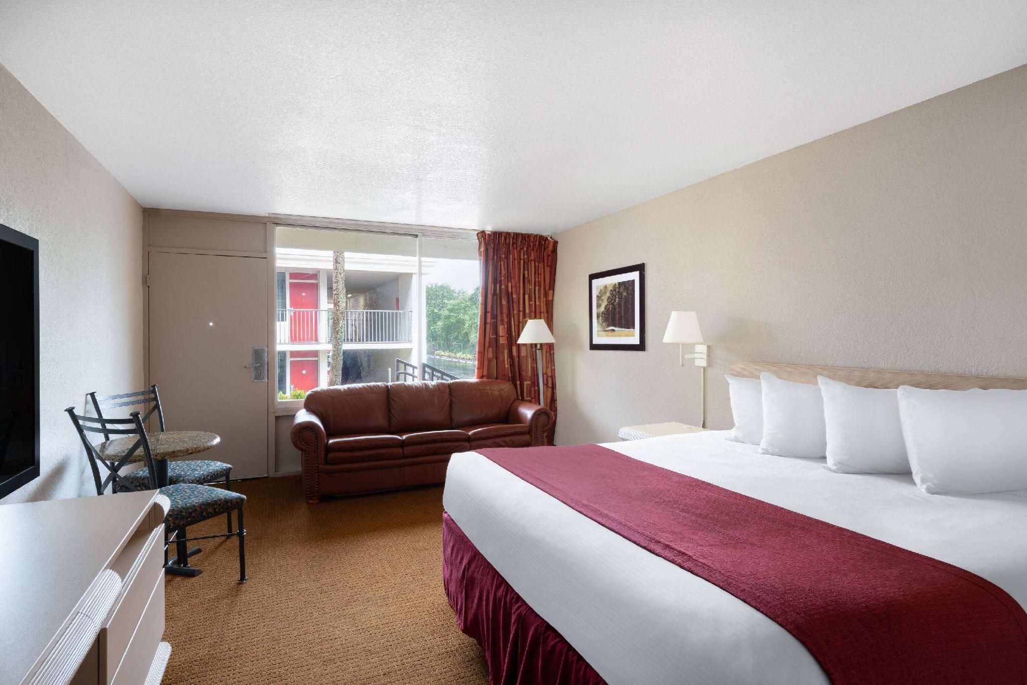 1 King Bed, Business Room, Non-Smoking