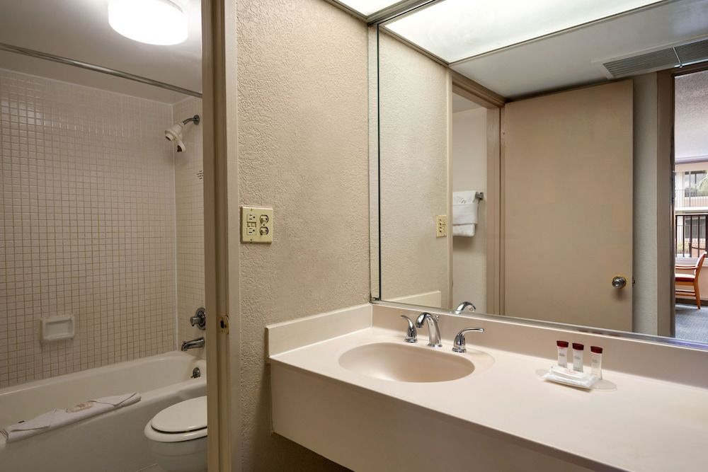 Ramada by Wyndham Kissimmee Gateway Room, 2 Queen Beds, Non Smoking (Pet-Friendly) 4