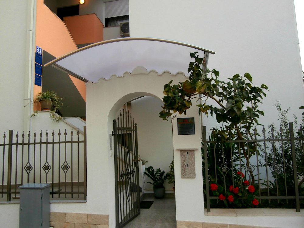 undefined Apartments Cordis 5