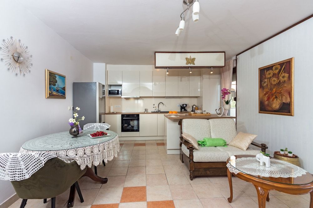 undefined Apartments Cordis 8