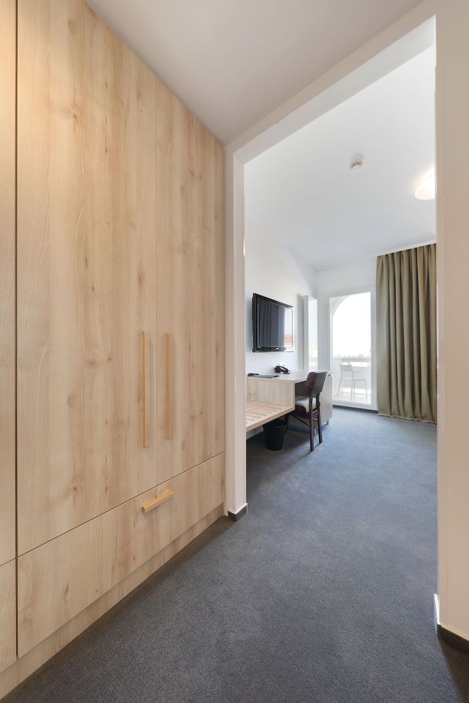 Hotel Mediteran Comfort Double Room, Partial Sea View 13