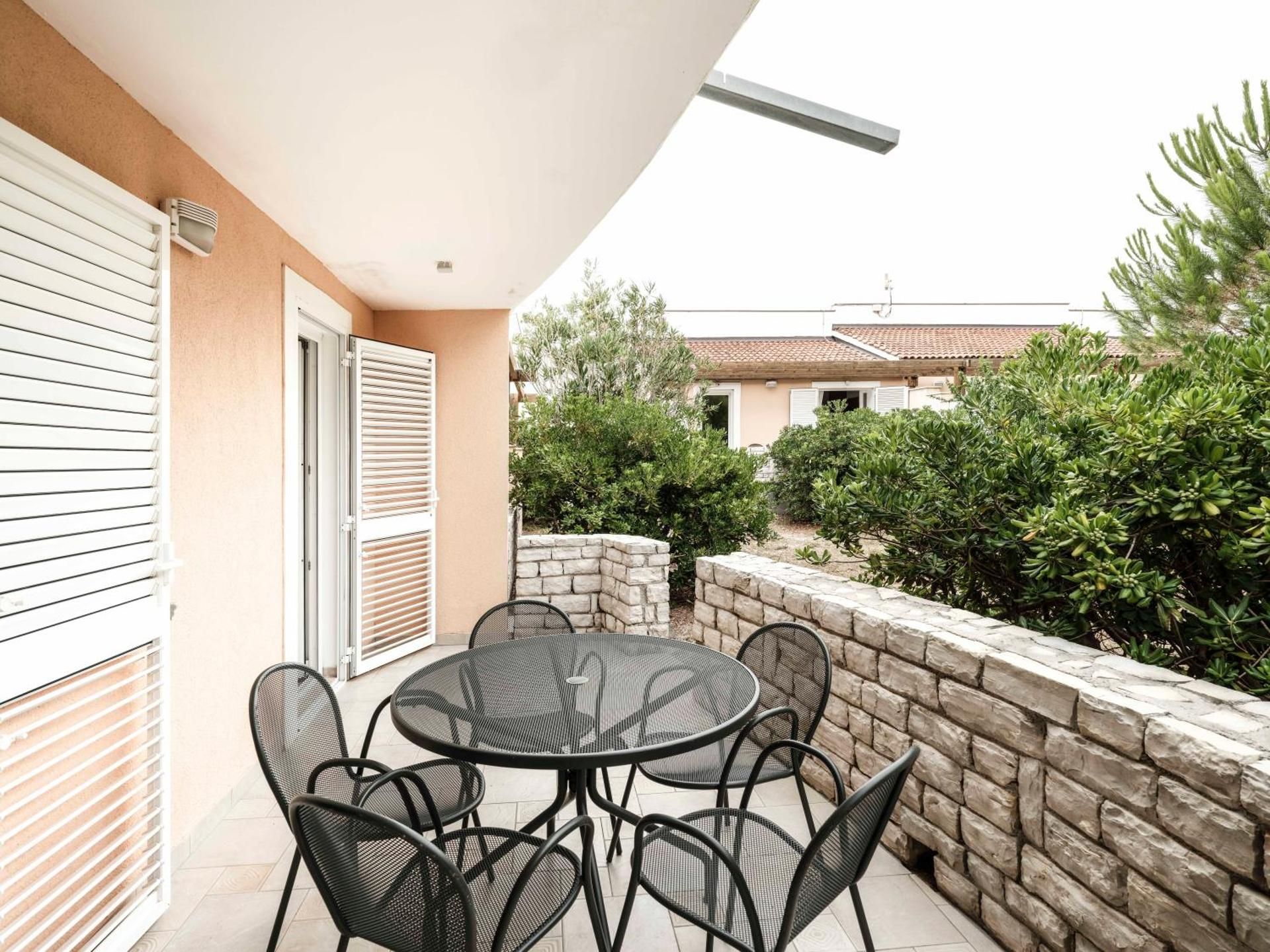 Comfort Two-Bedroom Apartment (5 Adults)