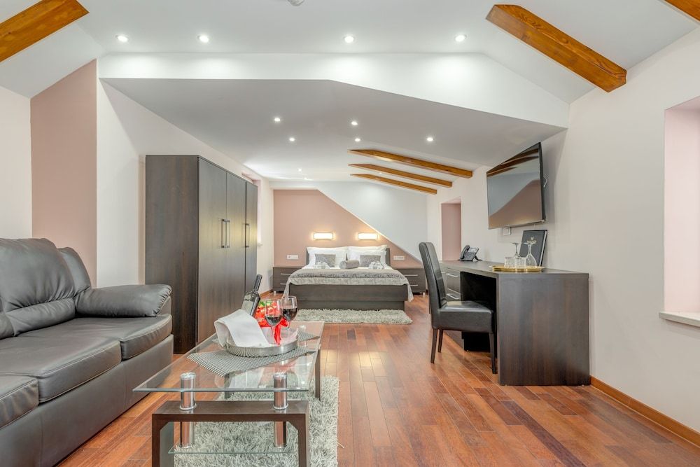 Palace Suites Heritage Hotel – Adults Only Deluxe Room, City View 3