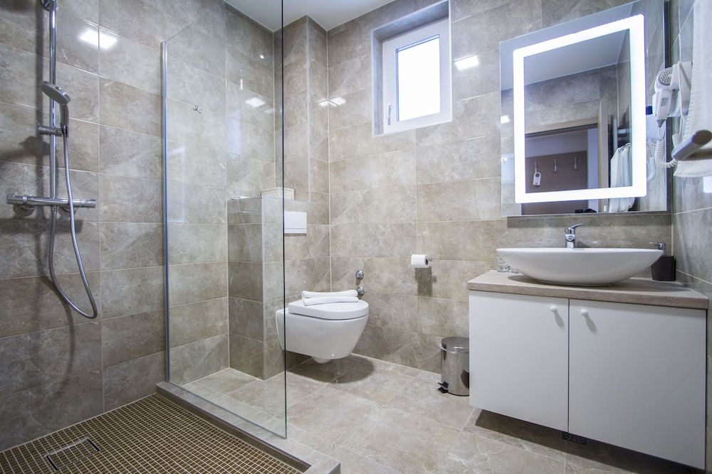 Royal Airport Hotel Suite (with Balcony) 3