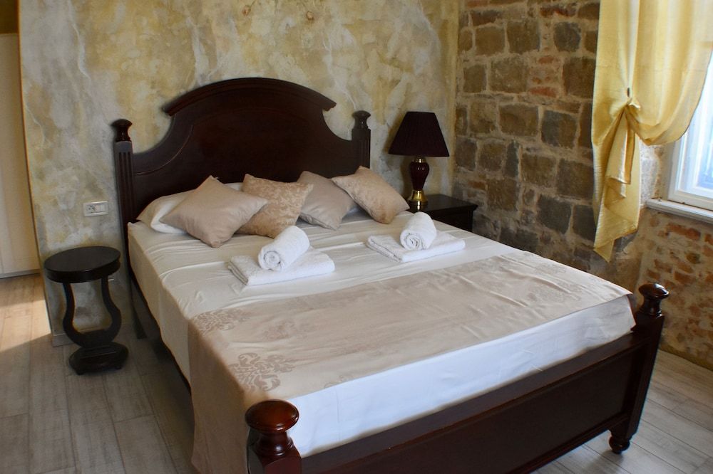 PIETRA ROSSA Luxury Rooms Standard Double Room 9