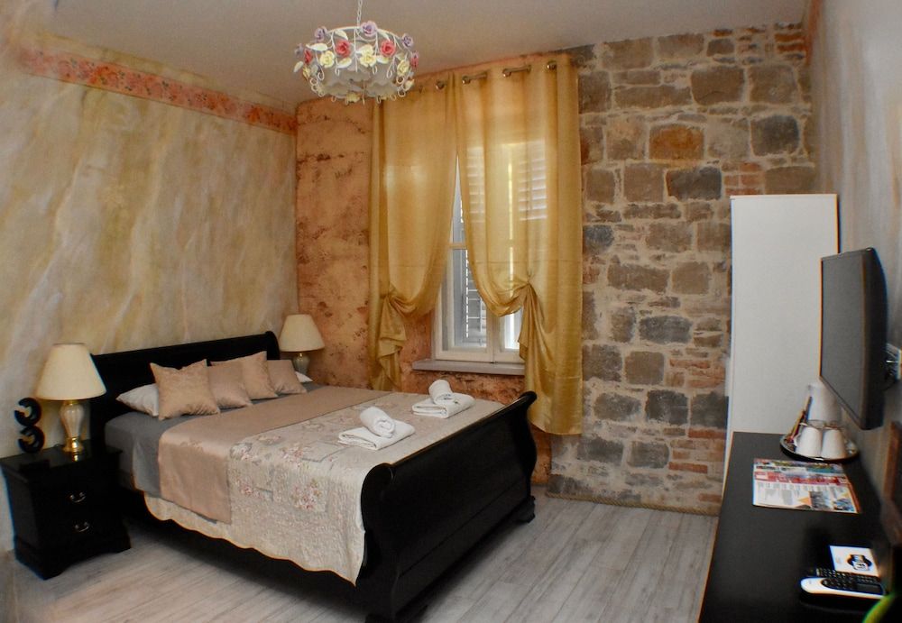 PIETRA ROSSA Luxury Rooms Standard Double Room 13