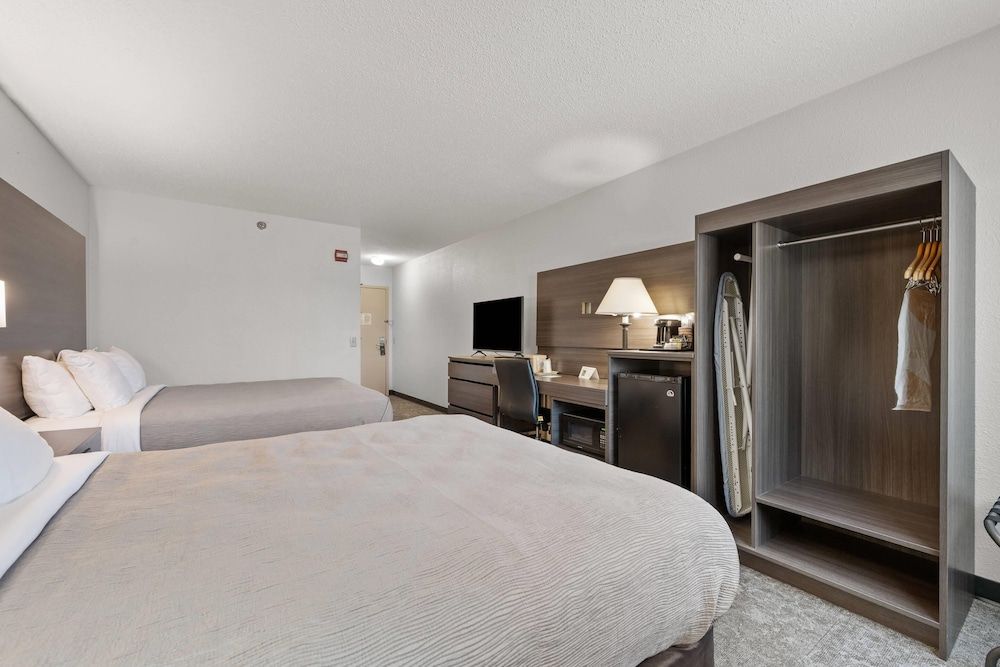 2 Queen Beds, Accessible, Microwave, Refrigerator, Tub, Non Smoking.