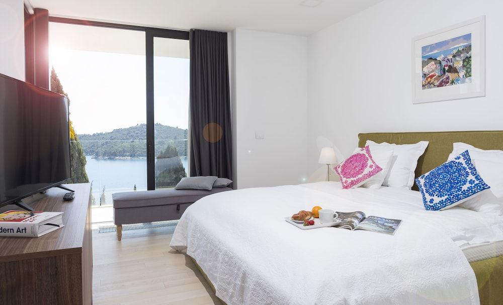 Exclusive Three Bedroom Apartment with Sea view and Balcony