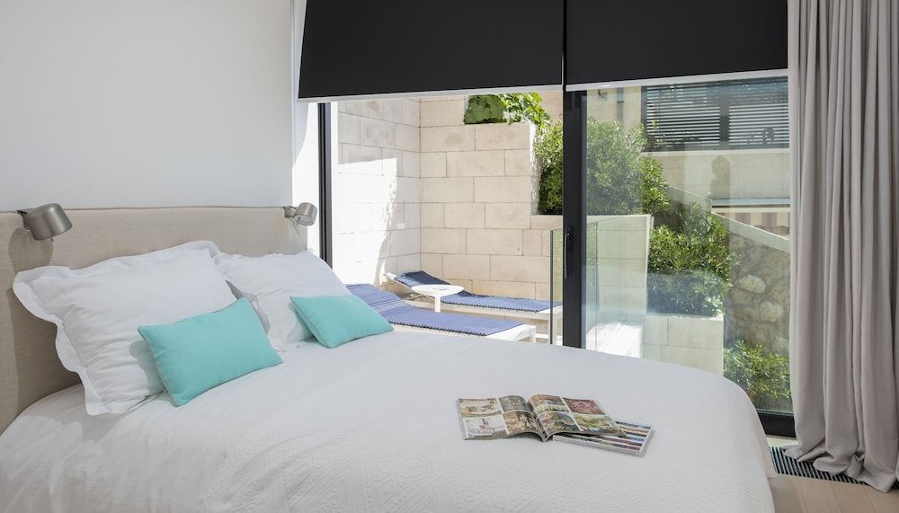 Elite Three Bedroom Apartment with spectacular Sea View and Balcony