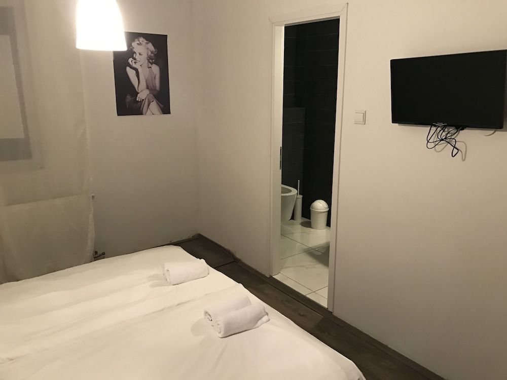 Hotel Maksimir Family Studio Suite, 2 Bedrooms, Ground Floor 4