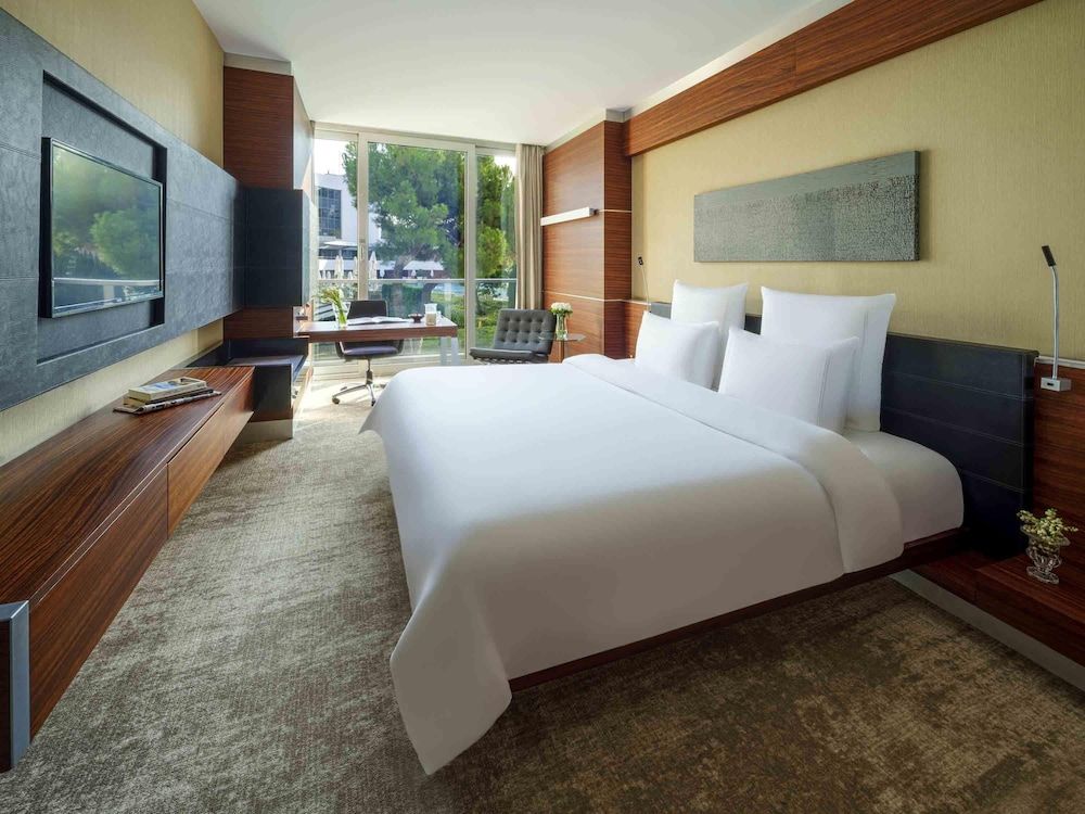 Advantage Room Garden 1 King Bed