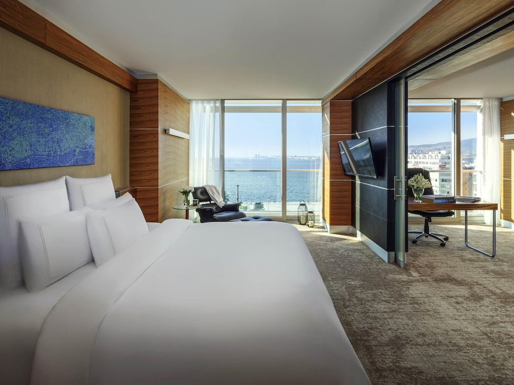 Business Suite Sea View 1 King Bed
