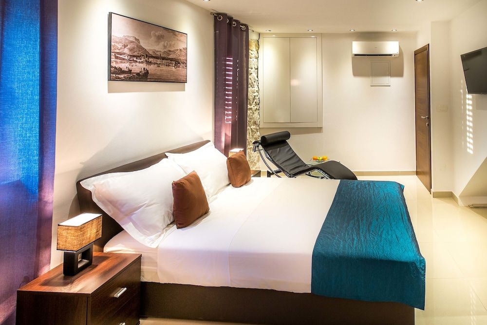 undefined Split Oasis Apartments 3