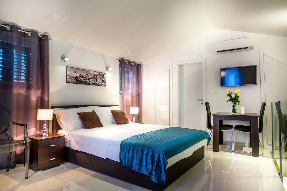 undefined Split Oasis Apartments 8