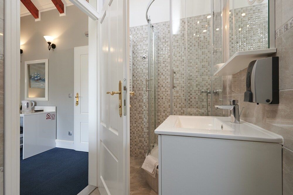 Palace Central Square Deluxe Double Room, City View 6