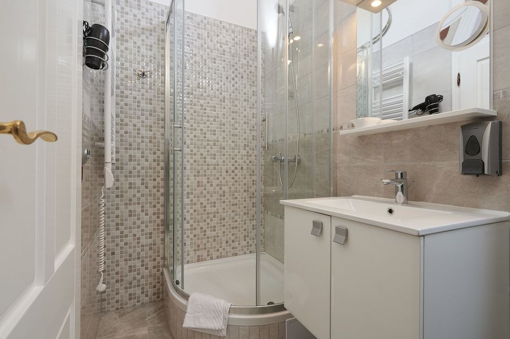 Palace Central Square Deluxe Double Room, City View 7