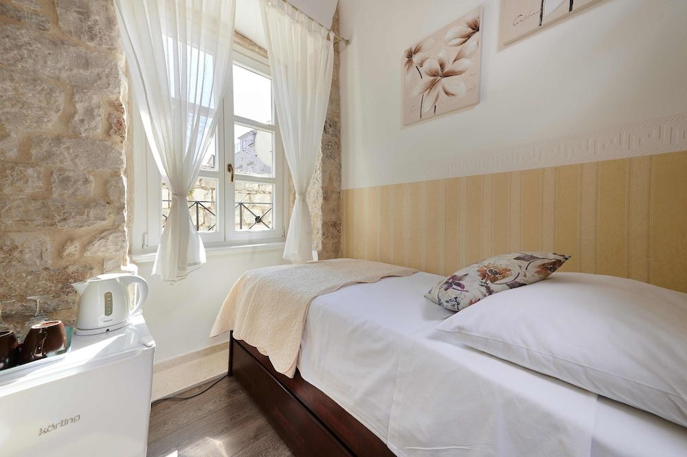 Palace Central Square Economy Twin Room 2