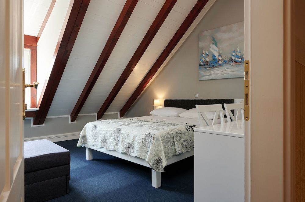 Palace Central Square Deluxe Double Room, City View 3