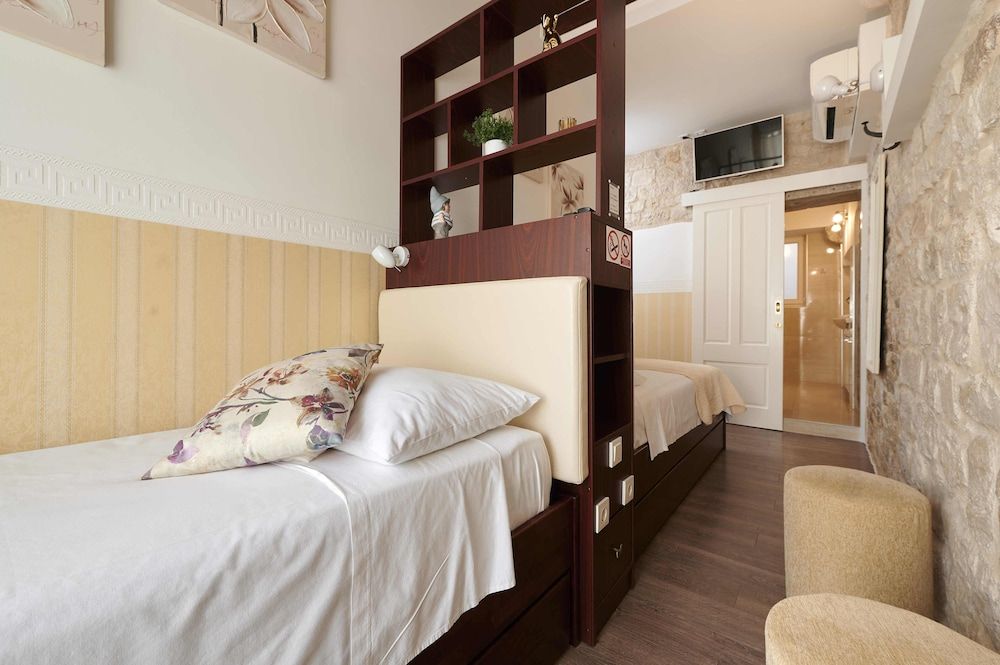 Palace Central Square Economy Twin Room 3