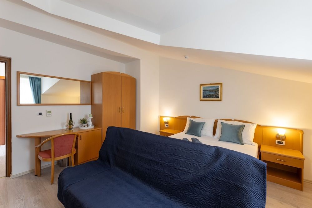 Family Room, 1 King Bed with Sofa bed