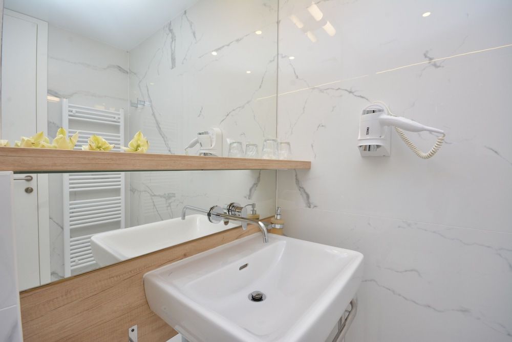 Hotel Jona Comfort Double Room, Balcony 9