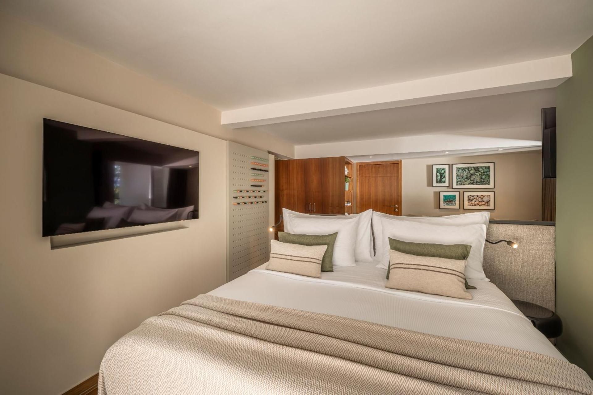 V Level Junior Suite for 2+2 - Villas