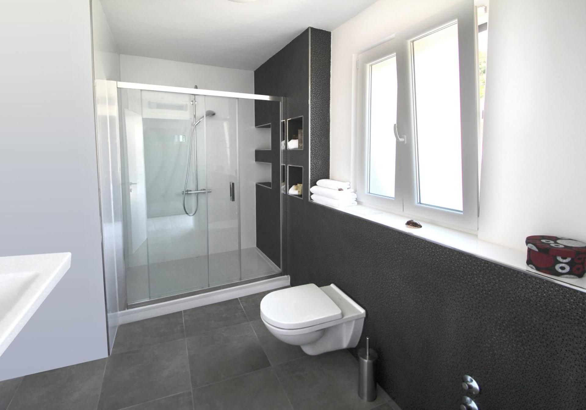 Comfort Two-Bedroom Apartment with Terrace and Sea View