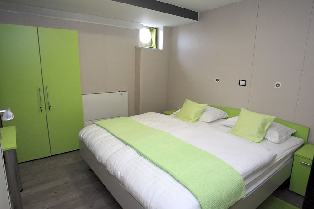 Botel Marina - Hostel Triple Room 2