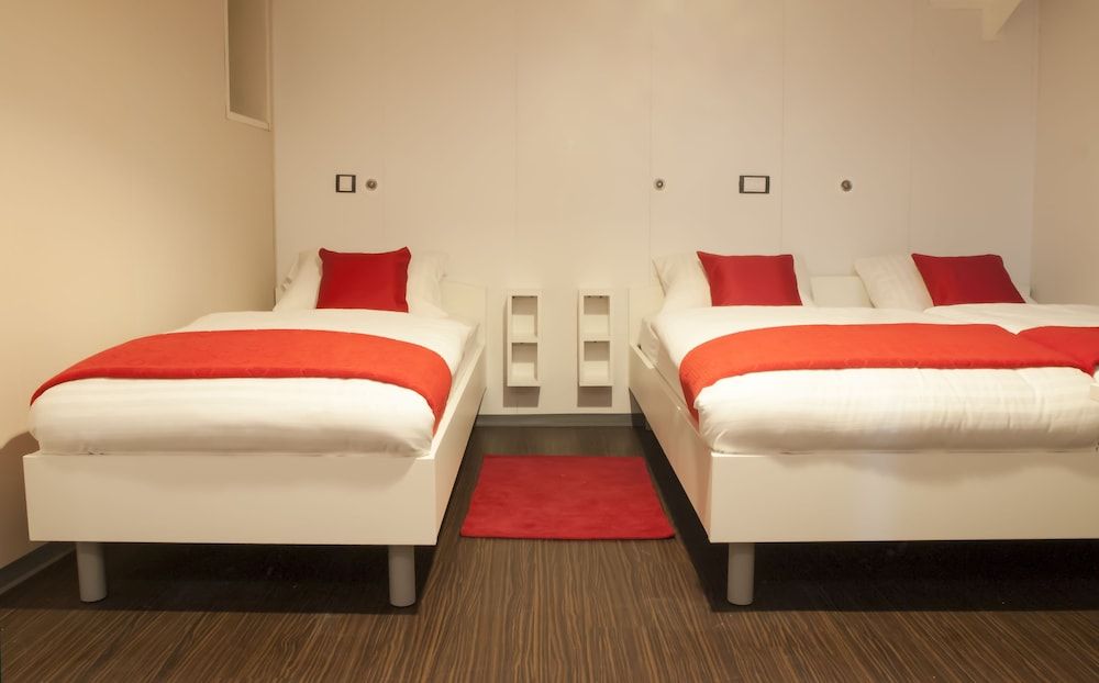 Botel Marina - Hostel Quadruple Room 2