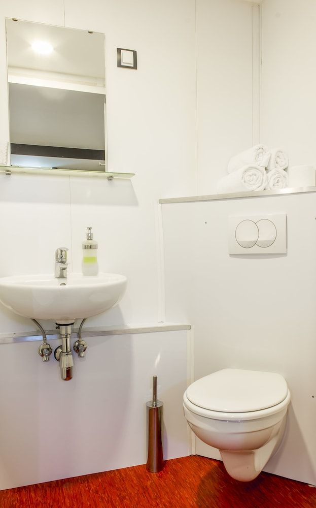 Botel Marina - Hostel Triple Room 4