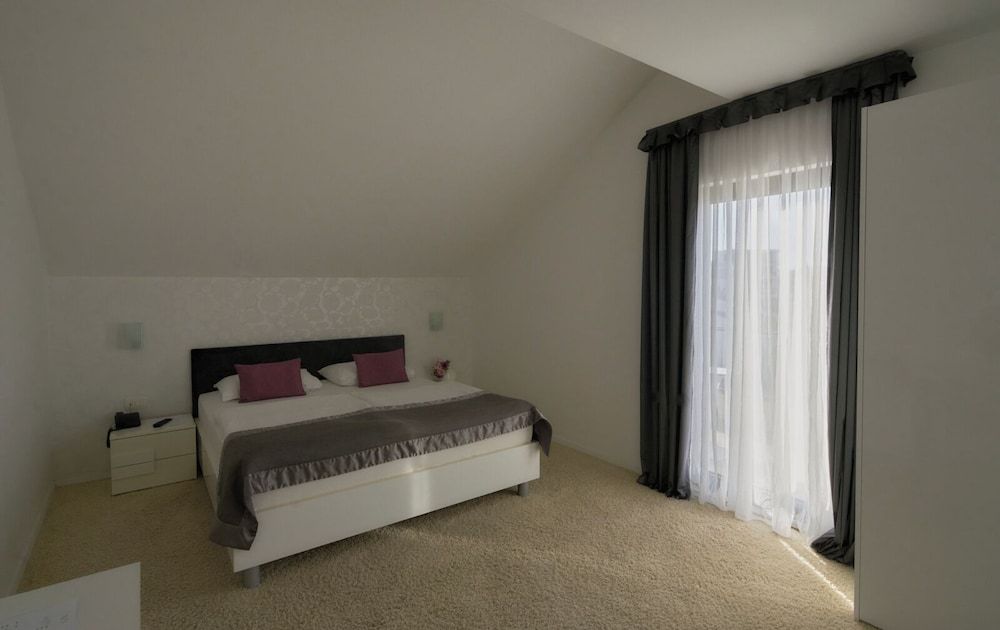 Junior Suite Side sea view (2+2)